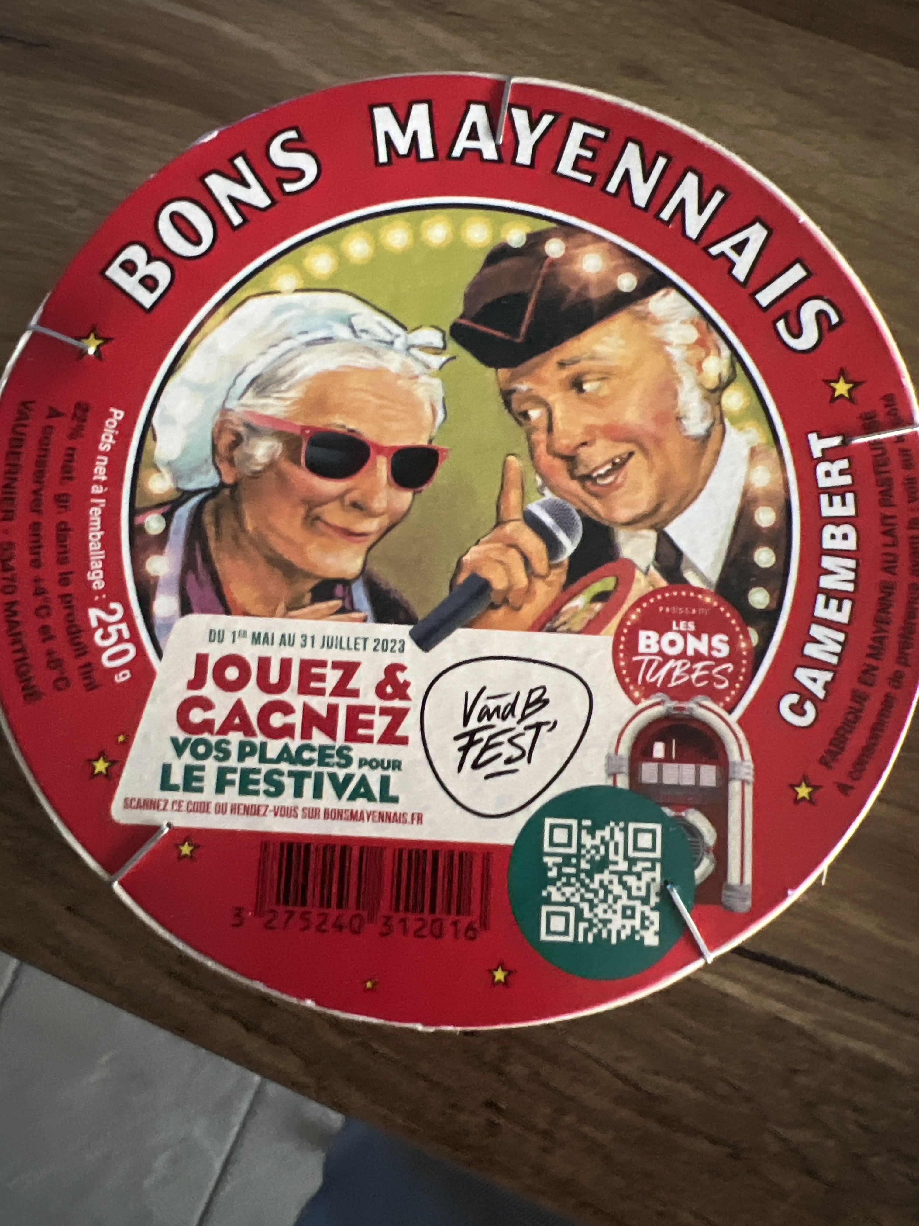 Camembert cheese le mayennais